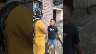 Download lagu Aku nggak bisa turun mamak #shorts mp3