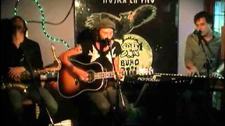 Leiva cantando &quot;El Caso de la Rubia Platino&quot; de Joaquín Sabina. Sala Búho Real. Mayo2011
