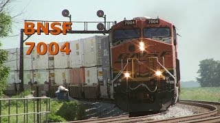 preview picture of video 'BNSF 7004 West on the Curve at Ancona on 6-25-2014'