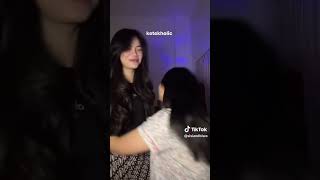 Download lagu Betina Indo lesbi dengan sepupu, saling tukaran ludah dibelakang kamera saat live mp3