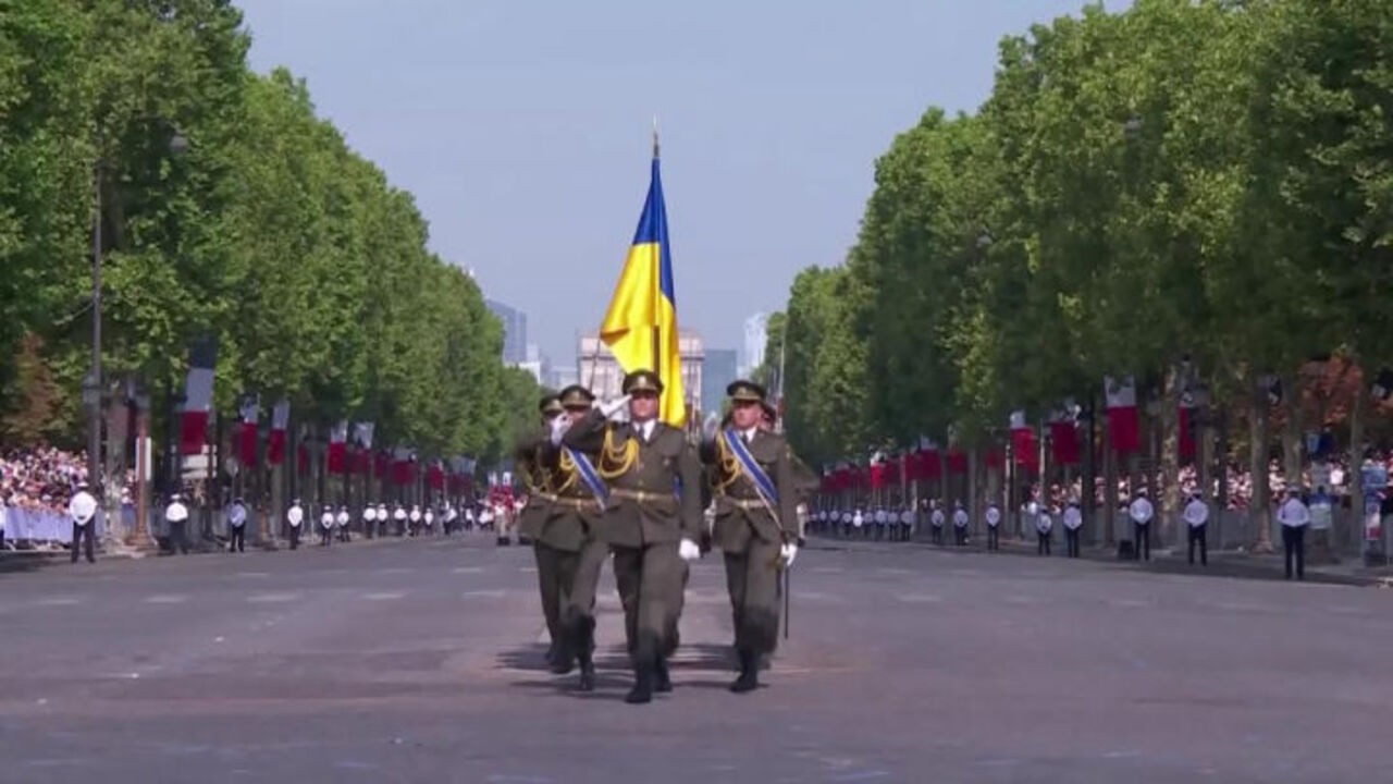 Militari ucraini sfilano a Parigi per la parata del 14 luglio
