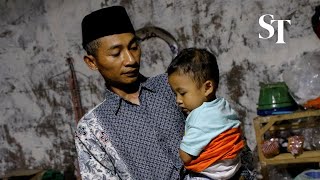 Download lagu Seorang penggemar kehilangan istri dan putrinya dalam tragedi penyerbuan di stadion sepak bola di Indonesia. mp3 Download lagu Seorang penggemar kehilangan istri dan putrinya dalam tragedi penyerbuan di stadion sepak bola di Indonesia. mp3