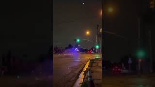 緊急走行のパトカーがスピードバンプでバランスを崩し事故る [海外TikTok]