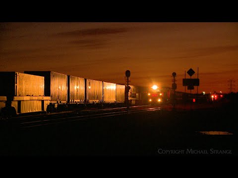 1MP2 Steel & Freight Train Crosses Grain Train At Sunset (21/8/2022) - PoathTV Australian Railways
