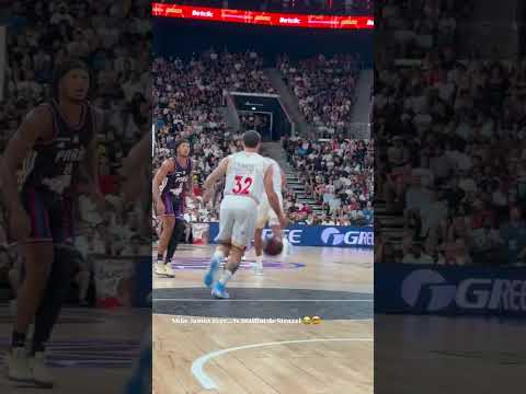 😅IMPROBABLE, après 6 semaines d’absence, Mike James joue avec le maillot de Matthew Strazel suspendu