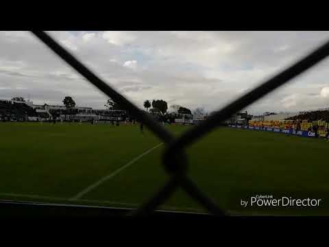 "Hinchada De Peñarol Vs. danuBio / El Campeon Del Siglo En Jardines /  Cl. 2018" Barra: Barra Amsterdam &bull; Club: Peñarol