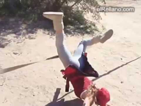 Mujer intentando saltar la cuerda