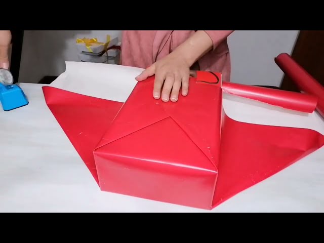 Vídeo relacionado con Tekhoho Caja de Regalos Grande Blanco 33.5x27x12.5 cm, Caja de Regalos Premium con Tapa MagnéTica y Cinta para Embalaje de Regalos de Bodas y CumpleañOs, Forro a Cuadros