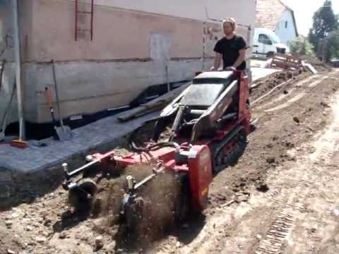 TORO DINGO-HARLEY POWER RAKE 02 Záhradna architektúra Realizácie záhrad Pokládka zámkovej dlažby