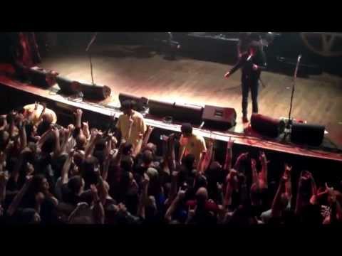 Scott Ian Anthrax goes CRAZY on audience for sitting down during Indians - Even an injured fan LOL