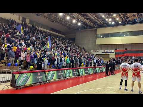 Intoniranje himne BiH pred početak utakmice između OKK Sloboda - HKK Široki u Mejdanu