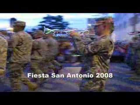 Cover banda militar interpretando "las nubes"