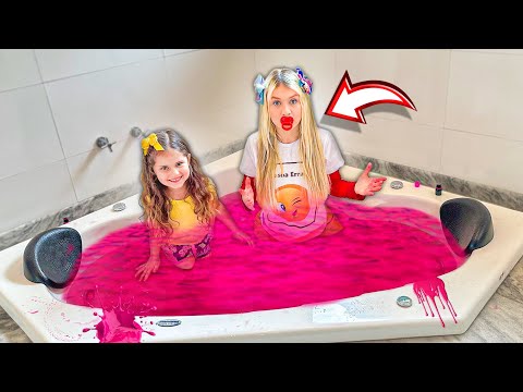 I MADE A PINK BATHTUB FOR BABY JULLY AND MY LITTLE SISTER DIVED IN!