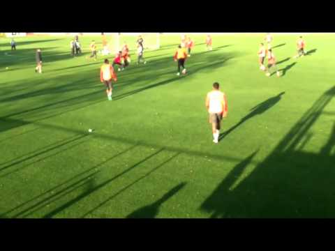 Gol de Alisson no treinamento