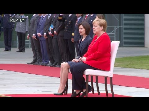 برلين ميركل تستقبل رئيسة وزراء مولدافيا جالسة