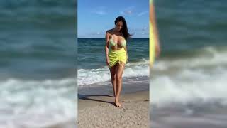 エロボディの芸能人よりもすごい体の爆乳学生のほほえみ！