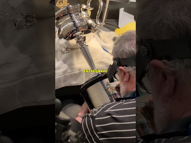 Vídeo relacionado con Larius Copa (22 cm, 415 g) – Elegante trofeo universal con base de mármol – Personalizable – Ideal para deportes, escuela, concursos y premios – B3 (con texto personalizado, dorado)