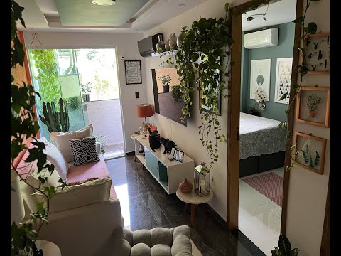 Tour em apartamento pequeno, decoração simples.