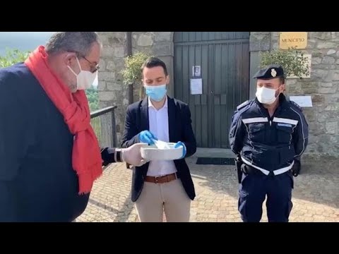 Vissani che consegna le chiavi del proprio ristorante al sindaco