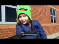 Esta niña está planeando vender a su hermano a una tienda de mascotas y conseguir dinero 