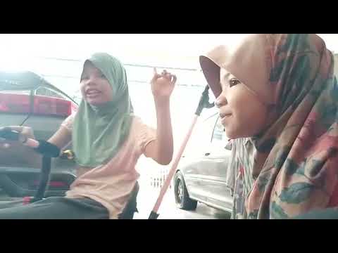 Arisa dan Akira akira membeli ais krim :)