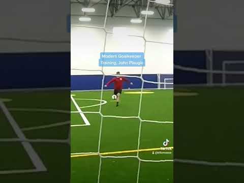 How To Become A PRO GOALKEEPER... Tip #1 #football #soccer #shorts