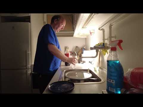 MongoTV_9267 - DRIKKER GLAS COLA MANDAG MIDNAT