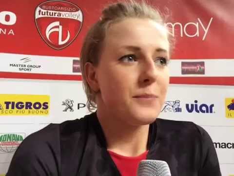 Wolosz e la ex Bianchini dopo la vittoria per 3-2 della UYBA su Casalmaggiore