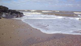 preview picture of video 'Waves at Clacton-on-Sea [HD]'