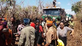 preview picture of video 'Prosesi tarik batu waiurang sumba tengah'