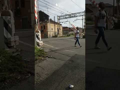 Un incredibile treno merci al passaggio a livello di Via Guglielmo Marconi (NO).