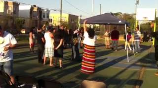 Rosa Pérez evangelizando al aire libre en las calles de Phi