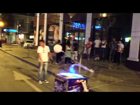 Guardate come fa lo zucchero filato questo ragazzo!! Incredibile!!!