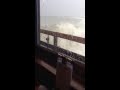 Una ola destroza un restaurante