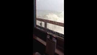 Смотреть онлайн Огромная волна выбила окна яхты 1 марта 2014