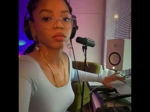 Chloe Bailey In Studio Making Beat On The Spot (Part 4) @chloebaileywashere