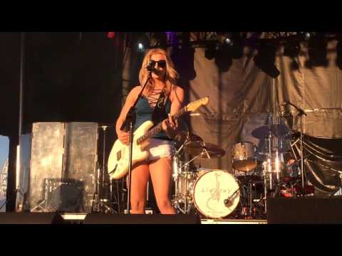 Lindsay Ell Waiting on you.