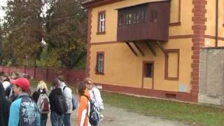 preview picture of video 'Terezín a hora Říp - exkurze Bolevecké ZŠ v Plzni - podzim 2006 (2. část)'