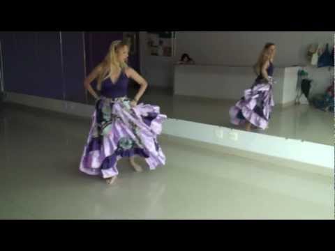 Rosy Vieira bailando a musica "Betchári" do grupo Encanto Cigano