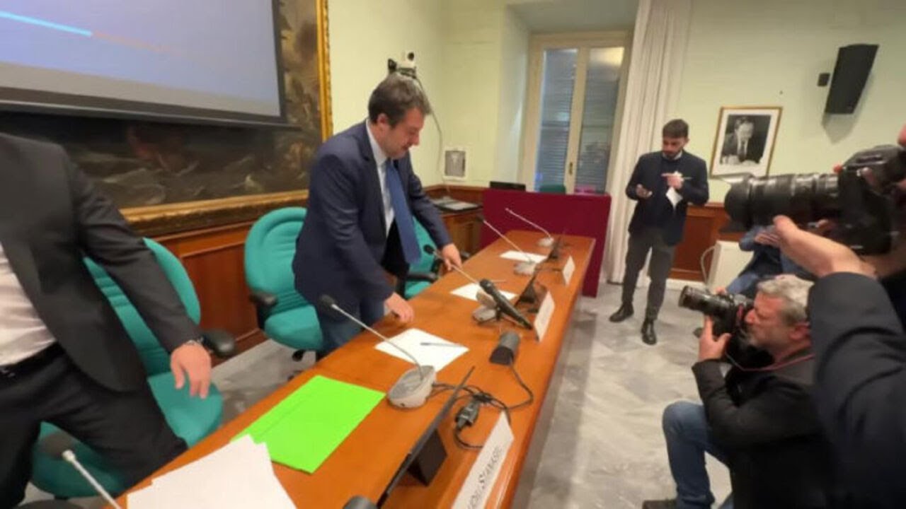 Amico Mio, il saluto di Salvini prima dell’inizio della conferenza stampa alla Camera