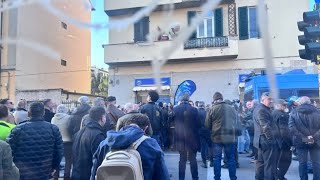 I cori dei manifestanti all'arrivo di Roberto Vannacci a Firenze