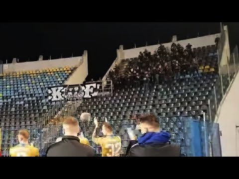 "KOŁOBRZEG MIASTO LIDERA" - kibice i piłkarze Kotwicy po meczu w Bydgoszczy | 26.03.2022