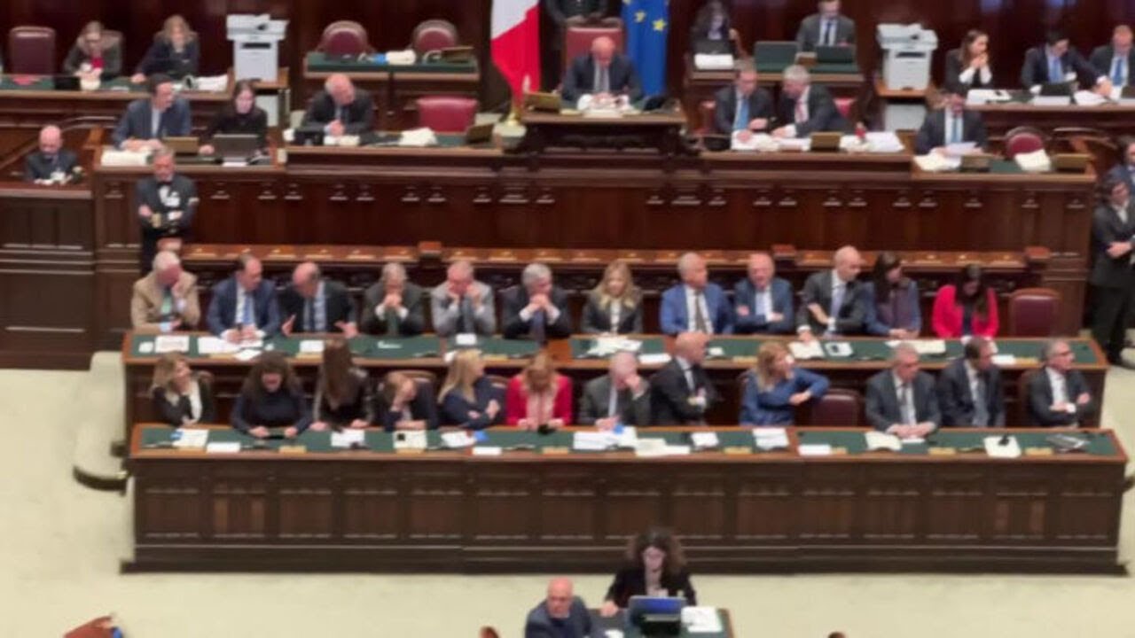 Meloni scuote la testa durante intervento di Schlein alla Camera: È tutto falso