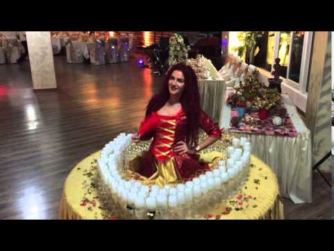 Fata în masă la primirea invitatilor. www.mcgeo.ro Tel: 0765.435.429