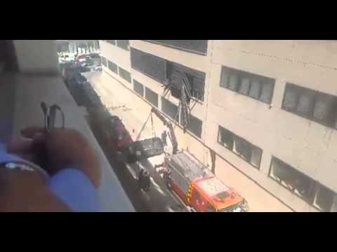 Cae al vacío con su coche mientras trataba de aparcar