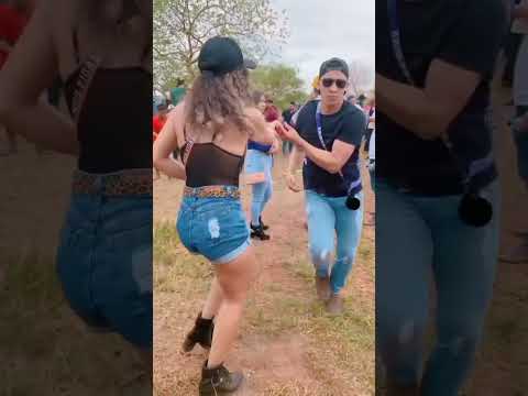 Casal Dançando - Prisao Perpetua (Xand Avioes)