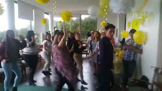 Animando con baile a la gente