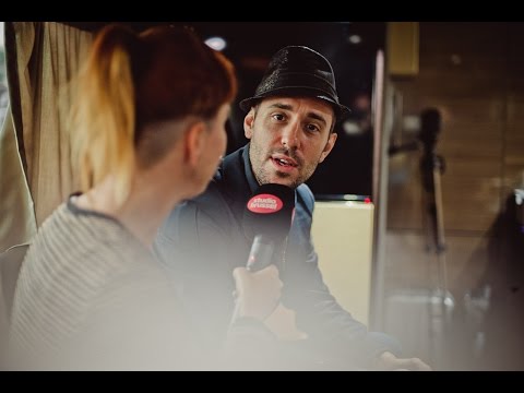 Charlie Winston zijn eerste les Nederlands (Feest in het Park 2015)