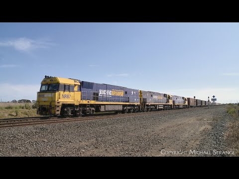 4PM4 Pacific National Mixed Freight Train With Steel Wagons & Containers (25/9/2022) - PoathTV