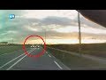 Automobilist wordt bijna aangereden door vluchtende Mercedes
